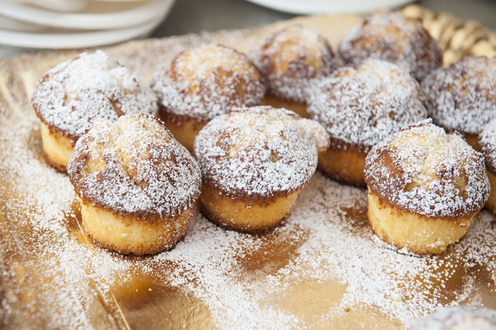 Galleria fotografica






Le squadre del Brite de Larieto, teatro del picnic di Identità Cortina, e quella della Francescana di Massimo Bottura assieme. Al centro, oltre al cuoco modenese, si riconoscono Riccardo Gaspari e Ludovica Rubbini, co-organizzatori della splendida due giorni ampezzana








Massimo Bottura smista i suoi incredibili tortelli modenesi con panna freschissima di burro d'alpeggio, arrivata la mattina








Mauro Brun e Bruno Rebuffi della macelleria Annunciata di Milano...








... e la loro Tartare di fassona piemontese con dressing di ciliegie, concepita assieme a Cesare Battisti, chef del Ratanà








Alessandro Gilmozzi del Molin di Cavalese...








...autore di una straordinaria insalata di Eliche Matt Felicetti con extravergine, erbe e fiori di montagna








Gigi Dariz prepapra la sua Polenta ai funghi porcini all'erba cipollina













Il Salmerino di Preore, orzo tostato, carote, albicocche e crescione di Alfio Ghezzi








Il padrone di casa Riccardo Gaspari conversa con la giornalista Giorgia Cannarella








La pancetta di Gaspari, poi associata a purè di fave e salsa al marsala





