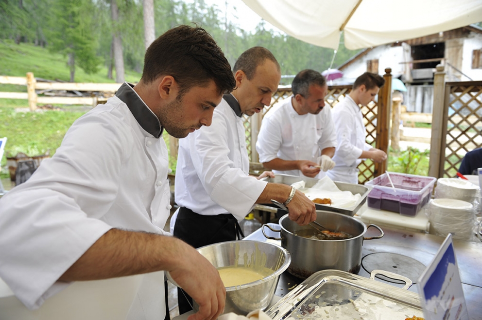 Galleria fotografica






Le squadre del Brite de Larieto, teatro del picnic di Identità Cortina, e quella della Francescana di Massimo Bottura assieme. Al centro, oltre al cuoco modenese, si riconoscono Riccardo Gaspari e Ludovica Rubbini, co-organizzatori della splendida due giorni ampezzana








Massimo Bottura smista i suoi incredibili tortelli modenesi con panna freschissima di burro d'alpeggio, arrivata la mattina








Mauro Brun e Bruno Rebuffi della macelleria Annunciata di Milano...








... e la loro Tartare di fassona piemontese con dressing di ciliegie, concepita assieme a Cesare Battisti, chef del Ratanà








Alessandro Gilmozzi del Molin di Cavalese...








...autore di una straordinaria insalata di Eliche Matt Felicetti con extravergine, erbe e fiori di montagna








Gigi Dariz prepapra la sua Polenta ai funghi porcini all'erba cipollina













Il Salmerino di Preore, orzo tostato, carote, albicocche e crescione di Alfio Ghezzi








Il padrone di casa Riccardo Gaspari conversa con la giornalista Giorgia Cannarella








La pancetta di Gaspari, poi associata a purè di fave e salsa al marsala








I plum cake di Massimo Alverà della Pasticceria Alverà di Cortina








Il dolce di Alessandro Favrin, chef de La Corte del Lampone, nel Resort Rosapetra di Cortina D'Ampezzo





