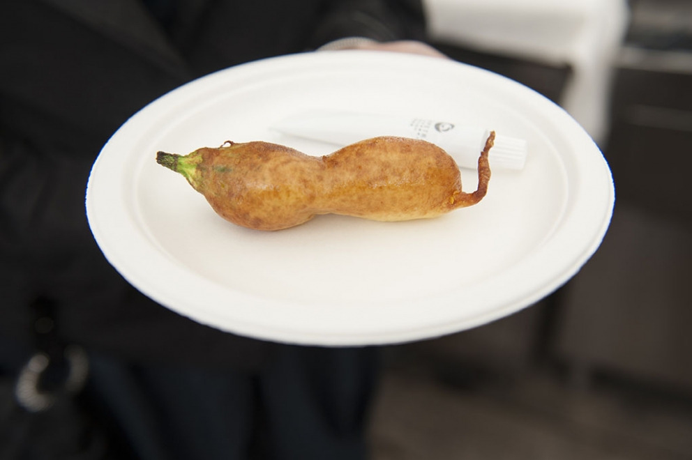Galleria fotografica






Le squadre del Brite de Larieto, teatro del picnic di Identità Cortina, e quella della Francescana di Massimo Bottura assieme. Al centro, oltre al cuoco modenese, si riconoscono Riccardo Gaspari e Ludovica Rubbini, co-organizzatori della splendida due giorni ampezzana








Massimo Bottura smista i suoi incredibili tortelli modenesi con panna freschissima di burro d'alpeggio, arrivata la mattina








Mauro Brun e Bruno Rebuffi della macelleria Annunciata di Milano...








... e la loro Tartare di fassona piemontese con dressing di ciliegie, concepita assieme a Cesare Battisti, chef del Ratanà








Alessandro Gilmozzi del Molin di Cavalese...








...autore di una straordinaria insalata di Eliche Matt Felicetti con extravergine, erbe e fiori di montagna








Gigi Dariz prepapra la sua Polenta ai funghi porcini all'erba cipollina













Il Salmerino di Preore, orzo tostato, carote, albicocche e crescione di Alfio Ghezzi








Il padrone di casa Riccardo Gaspari conversa con la giornalista Giorgia Cannarella








La pancetta di Gaspari, poi associata a purè di fave e salsa al marsala








I plum cake di Massimo Alverà della Pasticceria Alverà di Cortina





