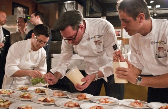 Galleria fotografica






Birreria è all'ultimo piano del palazzo che ospita Eataly, sotto le stelle di Manhattan








I cuochi della cena di Identità New York day 1: da sinistra, Gina De Palma, Mark Ladner, Massimo Bottura, Carlo Cracco, Mario Batali, Davide Scabin








I main sponsors di Identità New York danno il benvenuto agli ospiti della cena in Birreria: Grana Padano, Acqua Panna e S.Pellegrino, Lavazza, Mirafiore Fontanafredda e Monograno Felicetti








165 i coperti complessivi. La cena inizia con un aperitivo a base di Grana Padano Riserva oltre 24 mesi, Bruschetta con olio extravergine d’oliva Ceraudo e nei calici vino MO Mionetto Prosecco di Valdobbiadene Superiore Docg








Mark Ladner e Alex Pilas, head chef di Eataly








Duo Masterchefs: Carlo Cracco e Joe Bastianich








L'impiatto dell'Aragosta fredda con purè di pomodori, ravanelli serpente e zabaione di grano d’autunno di Batali








Da sinistra: Paolo Marchi, Mario Batali, il patron di Eataly Oscar Farinetti e Elisabetta Serraiotto, responsabile marketing e comunicazione di Grana Padano








In primo piano, Oscar Farinetti e l'assessore Franco D'Alfonso








Antipasto: Aragosta fredda con purè di pomodori, ravanelli serpente e zabaione di grano d’autunno di Batali








Matteo Monti, Davide Scabin e Alex Piras








Minestrone disidratato con spaghettone Felicetti di Davide Scabin








Carlo Cracco








Claudio Ceroni di Magenta Bureau e Massimo Bottura








Baccalà in salsa alla Vicentina di Carlo Cracco








Massimo Bottura








Spin Painted Veal, not grilled - filetto cotto nel carbone e olio affumicato di Massimo Bottura













Ancora Massimo Bottura a spiegare il piatto tra i tavoli








Alle spalle di tutti, si intravede l'assessore al Commercio e Attività produttive del Comune di Milano Franco D'Alfonso






