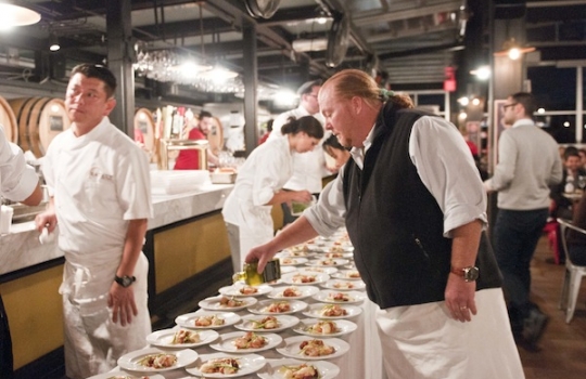 Galleria fotografica






Birreria è all'ultimo piano del palazzo che ospita Eataly, sotto le stelle di Manhattan








I cuochi della cena di Identità New York day 1: da sinistra, Gina De Palma, Mark Ladner, Massimo Bottura, Carlo Cracco, Mario Batali, Davide Scabin








I main sponsors di Identità New York danno il benvenuto agli ospiti della cena in Birreria: Grana Padano, Acqua Panna e S.Pellegrino, Lavazza, Mirafiore Fontanafredda e Monograno Felicetti








165 i coperti complessivi. La cena inizia con un aperitivo a base di Grana Padano Riserva oltre 24 mesi, Bruschetta con olio extravergine d’oliva Ceraudo e nei calici vino MO Mionetto Prosecco di Valdobbiadene Superiore Docg








Mark Ladner e Alex Pilas, head chef di Eataly








Duo Masterchefs: Carlo Cracco e Joe Bastianich








L'impiatto dell'Aragosta fredda con purè di pomodori, ravanelli serpente e zabaione di grano d’autunno di Batali








Da sinistra: Paolo Marchi, Mario Batali, il patron di Eataly Oscar Farinetti e Elisabetta Serraiotto, responsabile marketing e comunicazione di Grana Padano








In primo piano, Oscar Farinetti e l'assessore Franco D'Alfonso








Antipasto: Aragosta fredda con purè di pomodori, ravanelli serpente e zabaione di grano d’autunno di Batali








Matteo Monti, Davide Scabin e Alex Piras








Minestrone disidratato con spaghettone Felicetti di Davide Scabin








Carlo Cracco








Claudio Ceroni di Magenta Bureau e Massimo Bottura








Baccalà in salsa alla Vicentina di Carlo Cracco








Massimo Bottura








Spin Painted Veal, not grilled - filetto cotto nel carbone e olio affumicato di Massimo Bottura













Ancora Massimo Bottura a spiegare il piatto tra i tavoli








Alle spalle di tutti, si intravede l'assessore al Commercio e Attività produttive del Comune di Milano Franco D'Alfonso








Mark Ladner





