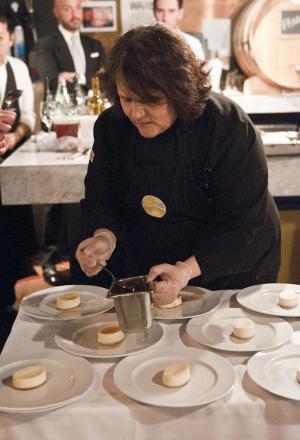 Galleria fotografica






Birreria è all'ultimo piano del palazzo che ospita Eataly, sotto le stelle di Manhattan








I cuochi della cena di Identità New York day 1: da sinistra, Gina De Palma, Mark Ladner, Massimo Bottura, Carlo Cracco, Mario Batali, Davide Scabin








I main sponsors di Identità New York danno il benvenuto agli ospiti della cena in Birreria: Grana Padano, Acqua Panna e S.Pellegrino, Lavazza, Mirafiore Fontanafredda e Monograno Felicetti








165 i coperti complessivi. La cena inizia con un aperitivo a base di Grana Padano Riserva oltre 24 mesi, Bruschetta con olio extravergine d’oliva Ceraudo e nei calici vino MO Mionetto Prosecco di Valdobbiadene Superiore Docg








Mark Ladner e Alex Pilas, head chef di Eataly








Duo Masterchefs: Carlo Cracco e Joe Bastianich








L'impiatto dell'Aragosta fredda con purè di pomodori, ravanelli serpente e zabaione di grano d’autunno di Batali








Da sinistra: Paolo Marchi, Mario Batali, il patron di Eataly Oscar Farinetti e Elisabetta Serraiotto, responsabile marketing e comunicazione di Grana Padano








In primo piano, Oscar Farinetti e l'assessore Franco D'Alfonso








Antipasto: Aragosta fredda con purè di pomodori, ravanelli serpente e zabaione di grano d’autunno di Batali








Matteo Monti, Davide Scabin e Alex Piras








Minestrone disidratato con spaghettone Felicetti di Davide Scabin








Carlo Cracco








Claudio Ceroni di Magenta Bureau e Massimo Bottura








Baccalà in salsa alla Vicentina di Carlo Cracco








Massimo Bottura








Spin Painted Veal, not grilled - filetto cotto nel carbone e olio affumicato di Massimo Bottura













Ancora Massimo Bottura a spiegare il piatto tra i tavoli








Alle spalle di tutti, si intravede l'assessore al Commercio e Attività produttive del Comune di Milano Franco D'Alfonso








Mark Ladner








Mario Batali








Elisabetta Serraiotto di Grana Padano (a sinistra) e Marilisa Allegrini dell'azienda Allegrini








Giancarlo Perbellini e Joe Bastianich








Cracco e Bottura





