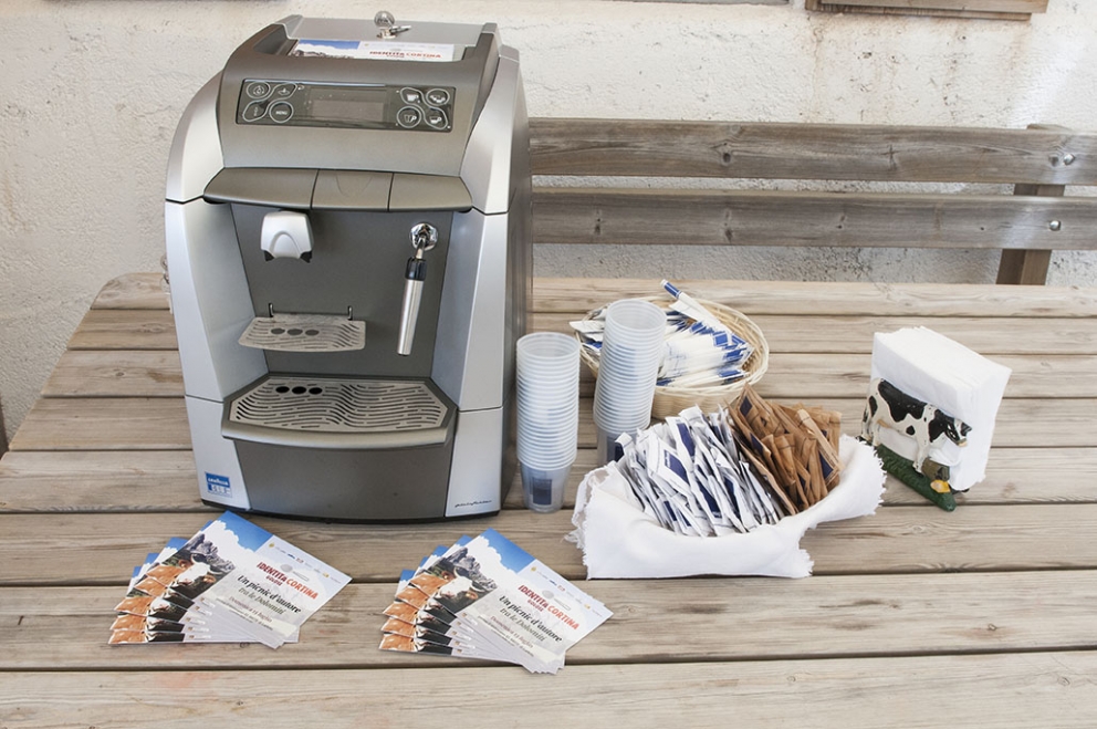Galleria fotografica






Le squadre del Brite de Larieto, teatro del picnic di Identità Cortina, e quella della Francescana di Massimo Bottura assieme. Al centro, oltre al cuoco modenese, si riconoscono Riccardo Gaspari e Ludovica Rubbini, co-organizzatori della splendida due giorni ampezzana








Massimo Bottura smista i suoi incredibili tortelli modenesi con panna freschissima di burro d'alpeggio, arrivata la mattina








Mauro Brun e Bruno Rebuffi della macelleria Annunciata di Milano...








... e la loro Tartare di fassona piemontese con dressing di ciliegie, concepita assieme a Cesare Battisti, chef del Ratanà








Alessandro Gilmozzi del Molin di Cavalese...








...autore di una straordinaria insalata di Eliche Matt Felicetti con extravergine, erbe e fiori di montagna








Gigi Dariz prepapra la sua Polenta ai funghi porcini all'erba cipollina













Il Salmerino di Preore, orzo tostato, carote, albicocche e crescione di Alfio Ghezzi








Il padrone di casa Riccardo Gaspari conversa con la giornalista Giorgia Cannarella








La pancetta di Gaspari, poi associata a purè di fave e salsa al marsala








I plum cake di Massimo Alverà della Pasticceria Alverà di Cortina








Il dolce di Alessandro Favrin, chef de La Corte del Lampone, nel Resort Rosapetra di Cortina D'Ampezzo








Al centro, Alessandro Favrin e Massimo Alverà








Domenico Della Salandra e lo staff del Brite de Larieto








Picnic bucolico


















I vini di Kettmeir, cantina del gruppo Santa Margherita













Audi, le vetture ufficiali di Identità Cortina















