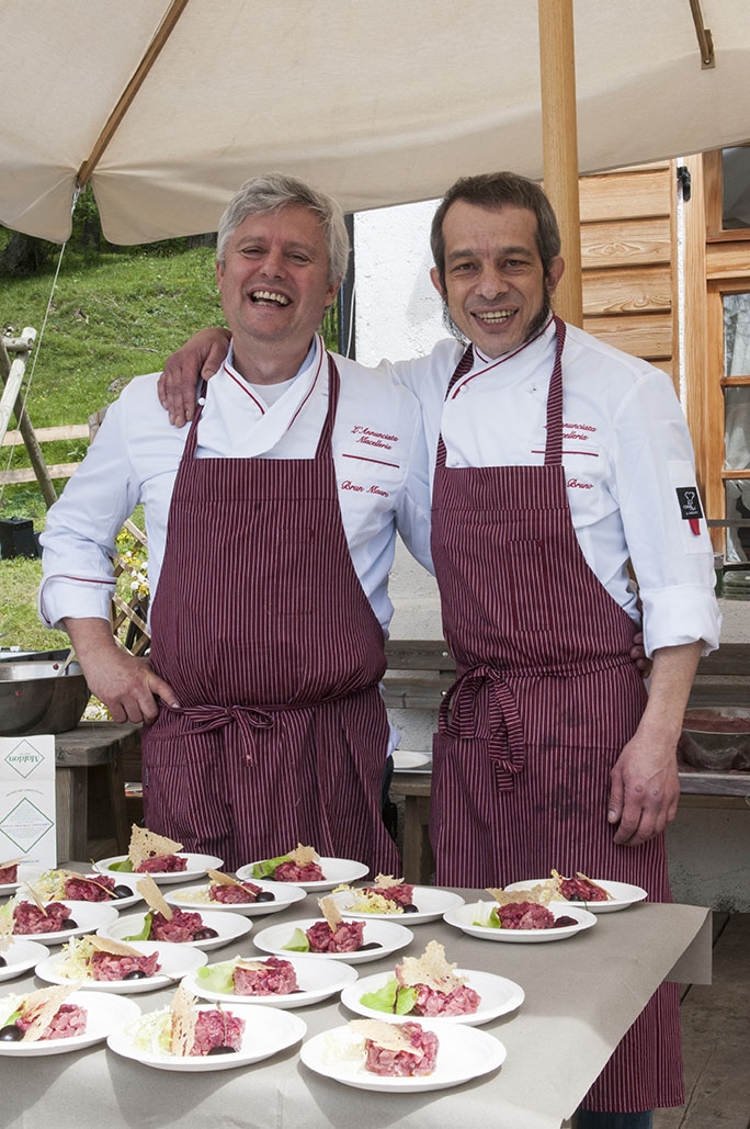 Galleria fotografica






Le squadre del Brite de Larieto, teatro del picnic di Identità Cortina, e quella della Francescana di Massimo Bottura assieme. Al centro, oltre al cuoco modenese, si riconoscono Riccardo Gaspari e Ludovica Rubbini, co-organizzatori della splendida due giorni ampezzana








Massimo Bottura smista i suoi incredibili tortelli modenesi con panna freschissima di burro d'alpeggio, arrivata la mattina








Mauro Brun e Bruno Rebuffi della macelleria Annunciata di Milano...








... e la loro Tartare di fassona piemontese con dressing di ciliegie, concepita assieme a Cesare Battisti, chef del Ratanà








Alessandro Gilmozzi del Molin di Cavalese...








...autore di una straordinaria insalata di Eliche Matt Felicetti con extravergine, erbe e fiori di montagna








Gigi Dariz prepapra la sua Polenta ai funghi porcini all'erba cipollina













Il Salmerino di Preore, orzo tostato, carote, albicocche e crescione di Alfio Ghezzi








Il padrone di casa Riccardo Gaspari conversa con la giornalista Giorgia Cannarella








La pancetta di Gaspari, poi associata a purè di fave e salsa al marsala








I plum cake di Massimo Alverà della Pasticceria Alverà di Cortina








Il dolce di Alessandro Favrin, chef de La Corte del Lampone, nel Resort Rosapetra di Cortina D'Ampezzo








Al centro, Alessandro Favrin e Massimo Alverà








Domenico Della Salandra e lo staff del Brite de Larieto








Picnic bucolico


















I vini di Kettmeir, cantina del gruppo Santa Margherita













Audi, le vetture ufficiali di Identità Cortina


















 In fundo, caffè Lavazza per scollinare










