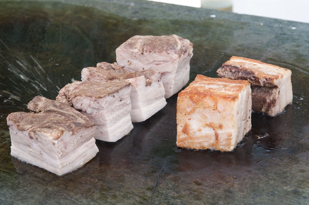 Galleria fotografica






Le squadre del Brite de Larieto, teatro del picnic di Identità Cortina, e quella della Francescana di Massimo Bottura assieme. Al centro, oltre al cuoco modenese, si riconoscono Riccardo Gaspari e Ludovica Rubbini, co-organizzatori della splendida due giorni ampezzana








Massimo Bottura smista i suoi incredibili tortelli modenesi con panna freschissima di burro d'alpeggio, arrivata la mattina








Mauro Brun e Bruno Rebuffi della macelleria Annunciata di Milano...








... e la loro Tartare di fassona piemontese con dressing di ciliegie, concepita assieme a Cesare Battisti, chef del Ratanà








Alessandro Gilmozzi del Molin di Cavalese...








...autore di una straordinaria insalata di Eliche Matt Felicetti con extravergine, erbe e fiori di montagna








Gigi Dariz prepapra la sua Polenta ai funghi porcini all'erba cipollina













Il Salmerino di Preore, orzo tostato, carote, albicocche e crescione di Alfio Ghezzi








Il padrone di casa Riccardo Gaspari conversa con la giornalista Giorgia Cannarella








La pancetta di Gaspari, poi associata a purè di fave e salsa al marsala








I plum cake di Massimo Alverà della Pasticceria Alverà di Cortina








Il dolce di Alessandro Favrin, chef de La Corte del Lampone, nel Resort Rosapetra di Cortina D'Ampezzo








Al centro, Alessandro Favrin e Massimo Alverà








Domenico Della Salandra e lo staff del Brite de Larieto








Picnic bucolico


















I vini di Kettmeir, cantina del gruppo Santa Margherita













Audi, le vetture ufficiali di Identità Cortina










