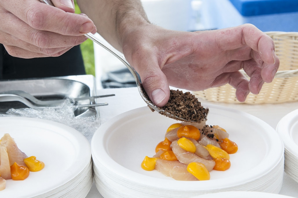 Galleria fotografica






Le squadre del Brite de Larieto, teatro del picnic di Identità Cortina, e quella della Francescana di Massimo Bottura assieme. Al centro, oltre al cuoco modenese, si riconoscono Riccardo Gaspari e Ludovica Rubbini, co-organizzatori della splendida due giorni ampezzana








Massimo Bottura smista i suoi incredibili tortelli modenesi con panna freschissima di burro d'alpeggio, arrivata la mattina








Mauro Brun e Bruno Rebuffi della macelleria Annunciata di Milano...








... e la loro Tartare di fassona piemontese con dressing di ciliegie, concepita assieme a Cesare Battisti, chef del Ratanà








Alessandro Gilmozzi del Molin di Cavalese...








...autore di una straordinaria insalata di Eliche Matt Felicetti con extravergine, erbe e fiori di montagna








Gigi Dariz prepapra la sua Polenta ai funghi porcini all'erba cipollina










