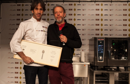 Galleria fotografica






Davide Oldani








Gennaro Esposito e Tonino Cannavacciuolo








Enrico Crippa, chef del Piazza Duomo di Alba, premiato Cuoco dell'anno da Paolo Bombardieri di Nino Negri. Con loro Tarsia Trevisan e Paolo Marchi








La cuoca di Glass Hosteria Cristina Bowerman, premiata da Alberto Zenato della cantina Zenato: è lei Identità Donna 2013





