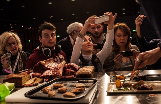 Galleria fotograficaAssalto a Kobe DesramaultsEmilie Rey ed Eric Pras: coppia dolce"Percorsi" di Gianluca Fusto: doppia presentazione del libro, doppi applausiThe Fat Duck Trio: 5 anni dopo Heston Blumenthal, il ristorante di Bray torna sul palco milanese con James Petrie, Jonny Lake e Hideko KawaHeinz Beck e il suo braccio armato dolce Giuseppe AmatoMassimiliano Alajmo: J come PjizzaFabio Barbaglini, Ezio Santin e Massimiliano Alajmo: dietro al maestroI fratelli Castanho: l'Amazzonia di Belem&nbsp;Rafa Pe&ntilde;a e il suo aiutante: giovent&ugrave; catalanaFrancesca Barberini, Andrea Petrini, Bertrand Gr&eacute;baut e Theo DanyAngel Leon, il pesce alle Colonne d'ErcoleGiulia Corradetti, Magnus Nilsson e Lisa MarchesiRyan Clift: il cocktail-pairingCarlo Cracco e Matteo Baronetto: le basi dell'acidoOscar Farinetti e Clement VachonMassimo Bottura. Sullo sfondo, Davide Di Fabio&nbsp;Il giubilo di Dominique PersooneDavide Scabin e il suo secondo Giuseppe RambaldiTonino Cannavacciuolo e Gennaro EspositoPieter LonnevilleNella selva di arti, Gert De MangeleerGianluca Fusto, spettatore del Dossier DessertIrina Freguia e Ivan CrispoMaxime Meilleur: superlativoLo squadrone del Coq di Lorenzo CogoClaudio CeroniA sinistra, si riconosce Giuliano BadessariDaniel Humm e Stefano VeglianiPietro Zito e Paolo Marchi: le genesi del rispettoFranco Pepe, Francesca Romana Barberini e Simone PadoanA destra, David Kinch con Jacob PilarskiI Crippa boysCristina Bowerman: concentrataLivia ChiriottiTarsia TrevisanJacopo Bianchi, Jordi Roca e Joan Roca: viva il CellerDavide Oldani