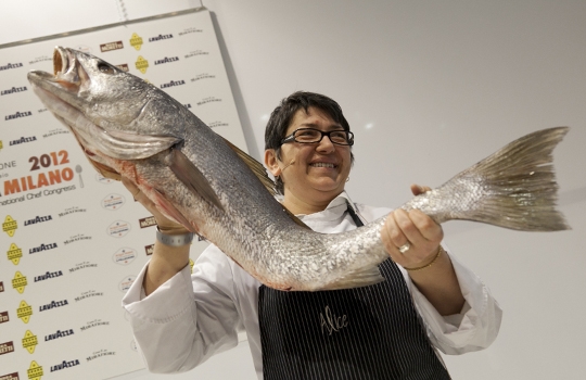 Galleria fotograficaLorenzo Cogo d'El Coq di Marano Vicentino (foto Michele Bella)Aurora Mazzucchelli del Marconi&nbsp;di Sasso Marconi (Bologna) e Viviana Varese di Alice a Milano&nbsp;(foto Michele Bella)In primo piano il giovane Daniel Berlin, cuoco di Malmoe in Svezia. Alle sue spalle, il giornalista connazionale Mattias Kroon&nbsp;(foto Michele Bella)