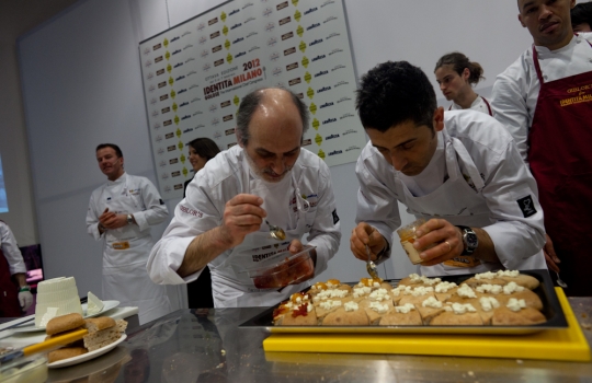 Galleria fotograficaLorenzo Cogo d'El Coq di Marano Vicentino (foto Michele Bella)Aurora Mazzucchelli del Marconi&nbsp;di Sasso Marconi (Bologna) e Viviana Varese di Alice a Milano&nbsp;(foto Michele Bella)In primo piano il giovane Daniel Berlin, cuoco di Malmoe in Svezia. Alle sue spalle, il giornalista connazionale Mattias Kroon&nbsp;(foto Michele Bella)Sandra Ciciriello, donna di sala e recruiting pesce di Alice a Milano&nbsp;(foto Michele Bella)Antonia Klugmann del Ridotto a Venezia con la giornalista Errica Tamani (di spalle, foto Michele Bella)Enrico Panero di Eataly a Genova (foto Michele Bella)Iside De Cesare della Parolina di Acquapendente (Viterbo)&nbsp;(foto Michele Bella)Sergio Humada, cuoco catalano dell'Alma di Barcellona&nbsp;(foto Michele Bella)Stevie Parle del Dock Kitchen di Londra&nbsp;(foto Michele Bella)Franco Aliberti, cuoco dell'Osteria Francescana di Modena, dialoga con il giornalista Carlo Passera (foto Michele Bella)Marianna Vitale (a destra) con la sua assistente. Al centro, la giornalista e presentatrice dell'intera giornata di Identit&agrave; Donna&nbsp;Errica Tamani (foto&nbsp;Michele Bella)Chiara Patracchini, pasticcera della Credenza di San Maurizio Canavese (Torino)&nbsp;(foto&nbsp;Michele Bella)
&nbsp;Andrea Aprea del Vun del Park Hyatt&nbsp;di Milano (foto&nbsp;Michele Bella)Nino Di Costanzo del Mosaico dell'Hotel Terme Manzi di Ischia (Napoli). Alle sue spalle, la giornalista Eleonora Cozzella (foto&nbsp;Michele Bella)
&nbsp;Francesco Sposito della Taverna Estia di Brusciano (Napoli)&nbsp;(foto&nbsp;Michele Bella)
&nbsp;Beppe Rambaldi, spalla solida di Davide Scabin al Combal.Zero e nelle due lezioni di Identit&agrave; Milano 2012&nbsp;(foto&nbsp;Michele Bella)
&nbsp;Pino Cuttaia della Madia di Licata (Agrigento)&nbsp;(foto&nbsp;Michele Bella)
&nbsp;Felice Sgarra dell'Umami di Andria. Alle sue spalle, s'itravede il giornalista Raffaele Foglia (foto Michele Bella)Piero Gabrieli di Molino Quaglia illustra il suo progetto Pizzeria Dinamica in apertura della giornata Identit&agrave; di pizza (foto Alfredo Chiarappa)