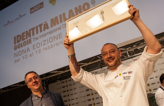 Galleria fotograficaAssalto a Kobe DesramaultsEmilie Rey ed Eric Pras: coppia dolce"Percorsi" di Gianluca Fusto: doppia presentazione del libro, doppi applausiThe Fat Duck Trio: 5 anni dopo Heston Blumenthal, il ristorante di Bray torna sul palco milanese con James Petrie, Jonny Lake e Hideko KawaHeinz Beck e il suo braccio armato dolce Giuseppe AmatoMassimiliano Alajmo: J come PjizzaFabio Barbaglini, Ezio Santin e Massimiliano Alajmo: dietro al maestroI fratelli Castanho: l'Amazzonia di Belem&nbsp;Rafa Pe&ntilde;a e il suo aiutante: giovent&ugrave; catalanaFrancesca Barberini, Andrea Petrini, Bertrand Gr&eacute;baut e Theo DanyAngel Leon, il pesce alle Colonne d'ErcoleGiulia Corradetti, Magnus Nilsson e Lisa MarchesiRyan Clift: il cocktail-pairingCarlo Cracco e Matteo Baronetto: le basi dell'acidoOscar Farinetti e Clement VachonMassimo Bottura. Sullo sfondo, Davide Di Fabio&nbsp;