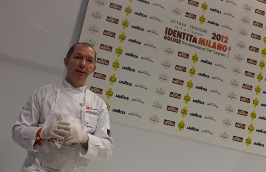 Galleria fotograficaLorenzo Cogo d'El Coq di Marano Vicentino (foto Michele Bella)Aurora Mazzucchelli del Marconi&nbsp;di Sasso Marconi (Bologna) e Viviana Varese di Alice a Milano&nbsp;(foto Michele Bella)In primo piano il giovane Daniel Berlin, cuoco di Malmoe in Svezia. Alle sue spalle, il giornalista connazionale Mattias Kroon&nbsp;(foto Michele Bella)Sandra Ciciriello, donna di sala e recruiting pesce di Alice a Milano&nbsp;(foto Michele Bella)Antonia Klugmann del Ridotto a Venezia con la giornalista Errica Tamani (di spalle, foto Michele Bella)Enrico Panero di Eataly a Genova (foto Michele Bella)Iside De Cesare della Parolina di Acquapendente (Viterbo)&nbsp;(foto Michele Bella)Sergio Humada, cuoco catalano dell'Alma di Barcellona&nbsp;(foto Michele Bella)Stevie Parle del Dock Kitchen di Londra&nbsp;(foto Michele Bella)Franco Aliberti, cuoco dell'Osteria Francescana di Modena, dialoga con il giornalista Carlo Passera (foto Michele Bella)Marianna Vitale (a destra) con la sua assistente. Al centro, la giornalista e presentatrice dell'intera giornata di Identit&agrave; Donna&nbsp;Errica Tamani (foto&nbsp;Michele Bella)Chiara Patracchini, pasticcera della Credenza di San Maurizio Canavese (Torino)&nbsp;(foto&nbsp;Michele Bella)
&nbsp;Andrea Aprea del Vun del Park Hyatt&nbsp;di Milano (foto&nbsp;Michele Bella)Nino Di Costanzo del Mosaico dell'Hotel Terme Manzi di Ischia (Napoli). Alle sue spalle, la giornalista Eleonora Cozzella (foto&nbsp;Michele Bella)
&nbsp;Francesco Sposito della Taverna Estia di Brusciano (Napoli)&nbsp;(foto&nbsp;Michele Bella)
&nbsp;Beppe Rambaldi, spalla solida di Davide Scabin al Combal.Zero e nelle due lezioni di Identit&agrave; Milano 2012&nbsp;(foto&nbsp;Michele Bella)
&nbsp;Pino Cuttaia della Madia di Licata (Agrigento)&nbsp;(foto&nbsp;Michele Bella)
&nbsp;Felice Sgarra dell'Umami di Andria. Alle sue spalle, s'itravede il giornalista Raffaele Foglia (foto Michele Bella)Piero Gabrieli di Molino Quaglia illustra il suo progetto Pizzeria Dinamica in apertura della giornata Identit&agrave; di pizza (foto Alfredo Chiarappa)Corrado Assenza del Caff&egrave; Sicilia di Noto (a sinistra) guarnisce la pizza. Alle loro spalle si riconoscono Simone Padoan della pizzeria I Tigli&nbsp;a di San Bonifacio (Verona) e Luciana Squadrilli, giornalista presentatrice della giornata&nbsp;(foto Alfredo Chiarappa)Giuseppe Giordano del&nbsp;Piedigrotta 2 Express, nell'Alessandrino (foto Alfredo Chiarappa)Beniamino Bilali del Berber&egrave; di Castel Maggiore in proivincia di Bologna (foto Alfredo Chiarappa)Paolo Parisi, guardato da Lorenzo Cogo del Coq di Marano Vicentino, alle prese con le applicazioni del forno My Oven (foto Alfredo Chiarappa)Il forno di Identit&agrave; di pizza: ne ha sfornate di ogni (foto Alfredo Chiarappa)Lorenzo Cogo con Fabrizio Nonis, macellaio/giornalista (foto Alfredo Chiarappa)Giorgio Nava, milanese da 11 anni in Sudafrica: suoi il Keerom 95, il Carne SA e altre insegne che tengono alto il significato di cucina italiana a Capetown (foto Alfredo Chiarappa)Impiatti in serie nella sala di Identit&agrave; di pizza (foto Alfredo Chiarappa)Igles Corelli, autorit&agrave; in cucina dell'Atman di Pescia (Pistoia). Alle sue spalle, Aldo Zivieri dell'omonima macelleria bolognese (foto Alfredo Chiarappa)Simone Salvini e il suo maestro Pietro Leemann del Joia di Milano (foto Alfredo Chiarappa)Enrico Crippa del Piazza Duomo di Alba (Cuneo): suo uno degli interventi pi&ugrave; seguiti di Identit&agrave; naturali (foto Alfredo Chiarappa)A sinistra, Daniel Canzian del Marchesino di Milano con Sergio Motta del ristorante macelleria omonimo a Inzago Lombardo (foto Alfredo Chiarappa)L'estone Peeter Pihel con Lisa Casali, scrittrice e presentatrice della giornata di Identit&agrave; Naturali (foto Alfredo Chiarappa)Il siciliano-danese Christian Puglisi del Relae di Copenaghen in Danimarca con Lisa Casali (foto Alfredo Chiarappa)Cesare Battisti del Ratan&agrave; di Milano con Alice Delcourt dell'Erba Brusca, anch'essa a Milano (foto Alfredo Chiarappa)Enzo Coccia de La Notizia, due fantastiche pizzerie in via Caravaggio a Napoli (foto Alfredo Chiarappa)Franco Pepe della pizzeria Pepe di Caiazzo (Caserta, foto Alfredo Chiarappa)Jon Pollard, un pizzaiolo a Londra (foto Alfredo Chiarappa)