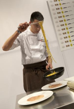 Galleria fotograficaLorenzo Cogo d'El Coq di Marano Vicentino (foto Michele Bella)Aurora Mazzucchelli del Marconi&nbsp;di Sasso Marconi (Bologna) e Viviana Varese di Alice a Milano&nbsp;(foto Michele Bella)In primo piano il giovane Daniel Berlin, cuoco di Malmoe in Svezia. Alle sue spalle, il giornalista connazionale Mattias Kroon&nbsp;(foto Michele Bella)Sandra Ciciriello, donna di sala e recruiting pesce di Alice a Milano&nbsp;(foto Michele Bella)Antonia Klugmann del Ridotto a Venezia con la giornalista Errica Tamani (di spalle, foto Michele Bella)