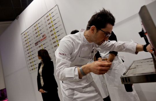 Galleria fotograficaLorenzo Cogo d'El Coq di Marano Vicentino (foto Michele Bella)Aurora Mazzucchelli del Marconi&nbsp;di Sasso Marconi (Bologna) e Viviana Varese di Alice a Milano&nbsp;(foto Michele Bella)In primo piano il giovane Daniel Berlin, cuoco di Malmoe in Svezia. Alle sue spalle, il giornalista connazionale Mattias Kroon&nbsp;(foto Michele Bella)Sandra Ciciriello, donna di sala e recruiting pesce di Alice a Milano&nbsp;(foto Michele Bella)Antonia Klugmann del Ridotto a Venezia con la giornalista Errica Tamani (di spalle, foto Michele Bella)Enrico Panero di Eataly a Genova (foto Michele Bella)Iside De Cesare della Parolina di Acquapendente (Viterbo)&nbsp;(foto Michele Bella)Sergio Humada, cuoco catalano dell'Alma di Barcellona&nbsp;(foto Michele Bella)Stevie Parle del Dock Kitchen di Londra&nbsp;(foto Michele Bella)Franco Aliberti, cuoco dell'Osteria Francescana di Modena, dialoga con il giornalista Carlo Passera (foto Michele Bella)Marianna Vitale (a destra) con la sua assistente. Al centro, la giornalista e presentatrice dell'intera giornata di Identit&agrave; Donna&nbsp;Errica Tamani (foto&nbsp;Michele Bella)Chiara Patracchini, pasticcera della Credenza di San Maurizio Canavese (Torino)&nbsp;(foto&nbsp;Michele Bella)
&nbsp;Andrea Aprea del Vun del Park Hyatt&nbsp;di Milano (foto&nbsp;Michele Bella)Nino Di Costanzo del Mosaico dell'Hotel Terme Manzi di Ischia (Napoli). Alle sue spalle, la giornalista Eleonora Cozzella (foto&nbsp;Michele Bella)
&nbsp;Francesco Sposito della Taverna Estia di Brusciano (Napoli)&nbsp;(foto&nbsp;Michele Bella)
&nbsp;Beppe Rambaldi, spalla solida di Davide Scabin al Combal.Zero e nelle due lezioni di Identit&agrave; Milano 2012&nbsp;(foto&nbsp;Michele Bella)
&nbsp;Pino Cuttaia della Madia di Licata (Agrigento)&nbsp;(foto&nbsp;Michele Bella)
&nbsp;Felice Sgarra dell'Umami di Andria. Alle sue spalle, s'itravede il giornalista Raffaele Foglia (foto Michele Bella)Piero Gabrieli di Molino Quaglia illustra il suo progetto Pizzeria Dinamica in apertura della giornata Identit&agrave; di pizza (foto Alfredo Chiarappa)Corrado Assenza del Caff&egrave; Sicilia di Noto (a sinistra) guarnisce la pizza. Alle loro spalle si riconoscono Simone Padoan della pizzeria I Tigli&nbsp;a di San Bonifacio (Verona) e Luciana Squadrilli, giornalista presentatrice della giornata&nbsp;(foto Alfredo Chiarappa)Giuseppe Giordano del&nbsp;Piedigrotta 2 Express, nell'Alessandrino (foto Alfredo Chiarappa)