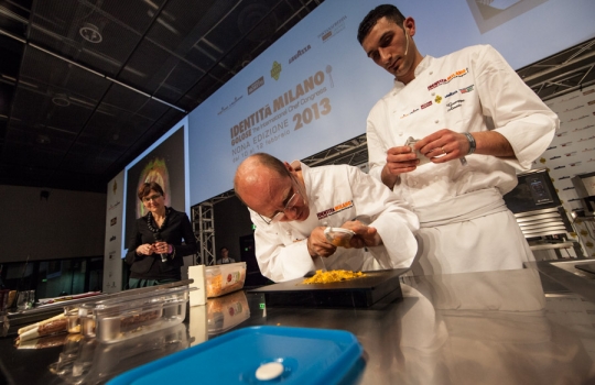 Galleria fotograficaAssalto a Kobe DesramaultsEmilie Rey ed Eric Pras: coppia dolce"Percorsi" di Gianluca Fusto: doppia presentazione del libro, doppi applausiThe Fat Duck Trio: 5 anni dopo Heston Blumenthal, il ristorante di Bray torna sul palco milanese con James Petrie, Jonny Lake e Hideko Kawa