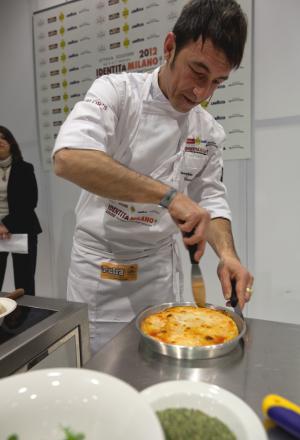 Galleria fotograficaLorenzo Cogo d'El Coq di Marano Vicentino (foto Michele Bella)Aurora Mazzucchelli del Marconi&nbsp;di Sasso Marconi (Bologna) e Viviana Varese di Alice a Milano&nbsp;(foto Michele Bella)In primo piano il giovane Daniel Berlin, cuoco di Malmoe in Svezia. Alle sue spalle, il giornalista connazionale Mattias Kroon&nbsp;(foto Michele Bella)Sandra Ciciriello, donna di sala e recruiting pesce di Alice a Milano&nbsp;(foto Michele Bella)Antonia Klugmann del Ridotto a Venezia con la giornalista Errica Tamani (di spalle, foto Michele Bella)Enrico Panero di Eataly a Genova (foto Michele Bella)Iside De Cesare della Parolina di Acquapendente (Viterbo)&nbsp;(foto Michele Bella)Sergio Humada, cuoco catalano dell'Alma di Barcellona&nbsp;(foto Michele Bella)Stevie Parle del Dock Kitchen di Londra&nbsp;(foto Michele Bella)Franco Aliberti, cuoco dell'Osteria Francescana di Modena, dialoga con il giornalista Carlo Passera (foto Michele Bella)Marianna Vitale (a destra) con la sua assistente. Al centro, la giornalista e presentatrice dell'intera giornata di Identit&agrave; Donna&nbsp;Errica Tamani (foto&nbsp;Michele Bella)Chiara Patracchini, pasticcera della Credenza di San Maurizio Canavese (Torino)&nbsp;(foto&nbsp;Michele Bella)
&nbsp;Andrea Aprea del Vun del Park Hyatt&nbsp;di Milano (foto&nbsp;Michele Bella)Nino Di Costanzo del Mosaico dell'Hotel Terme Manzi di Ischia (Napoli). Alle sue spalle, la giornalista Eleonora Cozzella (foto&nbsp;Michele Bella)
&nbsp;Francesco Sposito della Taverna Estia di Brusciano (Napoli)&nbsp;(foto&nbsp;Michele Bella)
&nbsp;Beppe Rambaldi, spalla solida di Davide Scabin al Combal.Zero e nelle due lezioni di Identit&agrave; Milano 2012&nbsp;(foto&nbsp;Michele Bella)
&nbsp;Pino Cuttaia della Madia di Licata (Agrigento)&nbsp;(foto&nbsp;Michele Bella)
&nbsp;Felice Sgarra dell'Umami di Andria. Alle sue spalle, s'itravede il giornalista Raffaele Foglia (foto Michele Bella)Piero Gabrieli di Molino Quaglia illustra il suo progetto Pizzeria Dinamica in apertura della giornata Identit&agrave; di pizza (foto Alfredo Chiarappa)Corrado Assenza del Caff&egrave; Sicilia di Noto (a sinistra) guarnisce la pizza. Alle loro spalle si riconoscono Simone Padoan della pizzeria I Tigli&nbsp;a di San Bonifacio (Verona) e Luciana Squadrilli, giornalista presentatrice della giornata&nbsp;(foto Alfredo Chiarappa)