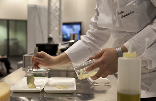 Galleria fotograficaLorenzo Cogo d'El Coq di Marano Vicentino (foto Michele Bella)Aurora Mazzucchelli del Marconi&nbsp;di Sasso Marconi (Bologna) e Viviana Varese di Alice a Milano&nbsp;(foto Michele Bella)In primo piano il giovane Daniel Berlin, cuoco di Malmoe in Svezia. Alle sue spalle, il giornalista connazionale Mattias Kroon&nbsp;(foto Michele Bella)Sandra Ciciriello, donna di sala e recruiting pesce di Alice a Milano&nbsp;(foto Michele Bella)Antonia Klugmann del Ridotto a Venezia con la giornalista Errica Tamani (di spalle, foto Michele Bella)Enrico Panero di Eataly a Genova (foto Michele Bella)Iside De Cesare della Parolina di Acquapendente (Viterbo)&nbsp;(foto Michele Bella)