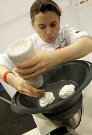Galleria fotograficaLorenzo Cogo d'El Coq di Marano Vicentino (foto Michele Bella)Aurora Mazzucchelli del Marconi&nbsp;di Sasso Marconi (Bologna) e Viviana Varese di Alice a Milano&nbsp;(foto Michele Bella)In primo piano il giovane Daniel Berlin, cuoco di Malmoe in Svezia. Alle sue spalle, il giornalista connazionale Mattias Kroon&nbsp;(foto Michele Bella)Sandra Ciciriello, donna di sala e recruiting pesce di Alice a Milano&nbsp;(foto Michele Bella)Antonia Klugmann del Ridotto a Venezia con la giornalista Errica Tamani (di spalle, foto Michele Bella)Enrico Panero di Eataly a Genova (foto Michele Bella)