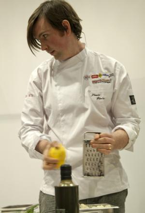 Galleria fotograficaLorenzo Cogo d'El Coq di Marano Vicentino (foto Michele Bella)Aurora Mazzucchelli del Marconi&nbsp;di Sasso Marconi (Bologna) e Viviana Varese di Alice a Milano&nbsp;(foto Michele Bella)In primo piano il giovane Daniel Berlin, cuoco di Malmoe in Svezia. Alle sue spalle, il giornalista connazionale Mattias Kroon&nbsp;(foto Michele Bella)Sandra Ciciriello, donna di sala e recruiting pesce di Alice a Milano&nbsp;(foto Michele Bella)Antonia Klugmann del Ridotto a Venezia con la giornalista Errica Tamani (di spalle, foto Michele Bella)Enrico Panero di Eataly a Genova (foto Michele Bella)Iside De Cesare della Parolina di Acquapendente (Viterbo)&nbsp;(foto Michele Bella)Sergio Humada, cuoco catalano dell'Alma di Barcellona&nbsp;(foto Michele Bella)