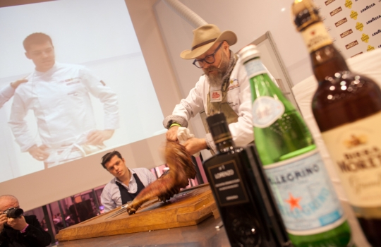 Galleria fotograficaLorenzo Cogo d'El Coq di Marano Vicentino (foto Michele Bella)Aurora Mazzucchelli del Marconi&nbsp;di Sasso Marconi (Bologna) e Viviana Varese di Alice a Milano&nbsp;(foto Michele Bella)In primo piano il giovane Daniel Berlin, cuoco di Malmoe in Svezia. Alle sue spalle, il giornalista connazionale Mattias Kroon&nbsp;(foto Michele Bella)Sandra Ciciriello, donna di sala e recruiting pesce di Alice a Milano&nbsp;(foto Michele Bella)Antonia Klugmann del Ridotto a Venezia con la giornalista Errica Tamani (di spalle, foto Michele Bella)Enrico Panero di Eataly a Genova (foto Michele Bella)Iside De Cesare della Parolina di Acquapendente (Viterbo)&nbsp;(foto Michele Bella)Sergio Humada, cuoco catalano dell'Alma di Barcellona&nbsp;(foto Michele Bella)Stevie Parle del Dock Kitchen di Londra&nbsp;(foto Michele Bella)Franco Aliberti, cuoco dell'Osteria Francescana di Modena, dialoga con il giornalista Carlo Passera (foto Michele Bella)Marianna Vitale (a destra) con la sua assistente. Al centro, la giornalista e presentatrice dell'intera giornata di Identit&agrave; Donna&nbsp;Errica Tamani (foto&nbsp;Michele Bella)Chiara Patracchini, pasticcera della Credenza di San Maurizio Canavese (Torino)&nbsp;(foto&nbsp;Michele Bella)
&nbsp;Andrea Aprea del Vun del Park Hyatt&nbsp;di Milano (foto&nbsp;Michele Bella)Nino Di Costanzo del Mosaico dell'Hotel Terme Manzi di Ischia (Napoli). Alle sue spalle, la giornalista Eleonora Cozzella (foto&nbsp;Michele Bella)
&nbsp;Francesco Sposito della Taverna Estia di Brusciano (Napoli)&nbsp;(foto&nbsp;Michele Bella)
&nbsp;Beppe Rambaldi, spalla solida di Davide Scabin al Combal.Zero e nelle due lezioni di Identit&agrave; Milano 2012&nbsp;(foto&nbsp;Michele Bella)
&nbsp;Pino Cuttaia della Madia di Licata (Agrigento)&nbsp;(foto&nbsp;Michele Bella)
&nbsp;Felice Sgarra dell'Umami di Andria. Alle sue spalle, s'itravede il giornalista Raffaele Foglia (foto Michele Bella)Piero Gabrieli di Molino Quaglia illustra il suo progetto Pizzeria Dinamica in apertura della giornata Identit&agrave; di pizza (foto Alfredo Chiarappa)Corrado Assenza del Caff&egrave; Sicilia di Noto (a sinistra) guarnisce la pizza. Alle loro spalle si riconoscono Simone Padoan della pizzeria I Tigli&nbsp;a di San Bonifacio (Verona) e Luciana Squadrilli, giornalista presentatrice della giornata&nbsp;(foto Alfredo Chiarappa)Giuseppe Giordano del&nbsp;Piedigrotta 2 Express, nell'Alessandrino (foto Alfredo Chiarappa)Beniamino Bilali del Berber&egrave; di Castel Maggiore in proivincia di Bologna (foto Alfredo Chiarappa)