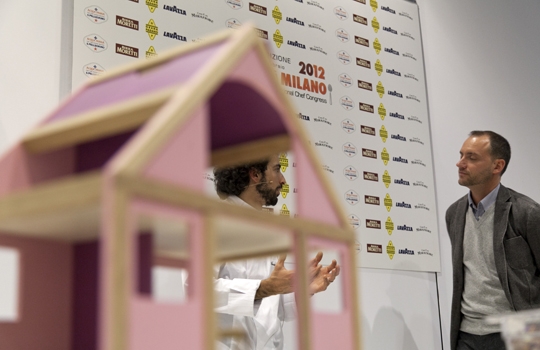 Galleria fotograficaLorenzo Cogo d'El Coq di Marano Vicentino (foto Michele Bella)Aurora Mazzucchelli del Marconi&nbsp;di Sasso Marconi (Bologna) e Viviana Varese di Alice a Milano&nbsp;(foto Michele Bella)In primo piano il giovane Daniel Berlin, cuoco di Malmoe in Svezia. Alle sue spalle, il giornalista connazionale Mattias Kroon&nbsp;(foto Michele Bella)Sandra Ciciriello, donna di sala e recruiting pesce di Alice a Milano&nbsp;(foto Michele Bella)Antonia Klugmann del Ridotto a Venezia con la giornalista Errica Tamani (di spalle, foto Michele Bella)Enrico Panero di Eataly a Genova (foto Michele Bella)Iside De Cesare della Parolina di Acquapendente (Viterbo)&nbsp;(foto Michele Bella)Sergio Humada, cuoco catalano dell'Alma di Barcellona&nbsp;(foto Michele Bella)Stevie Parle del Dock Kitchen di Londra&nbsp;(foto Michele Bella)