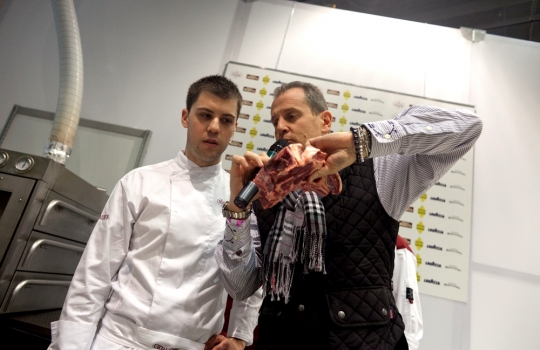 Galleria fotograficaLorenzo Cogo d'El Coq di Marano Vicentino (foto Michele Bella)Aurora Mazzucchelli del Marconi&nbsp;di Sasso Marconi (Bologna) e Viviana Varese di Alice a Milano&nbsp;(foto Michele Bella)In primo piano il giovane Daniel Berlin, cuoco di Malmoe in Svezia. Alle sue spalle, il giornalista connazionale Mattias Kroon&nbsp;(foto Michele Bella)Sandra Ciciriello, donna di sala e recruiting pesce di Alice a Milano&nbsp;(foto Michele Bella)Antonia Klugmann del Ridotto a Venezia con la giornalista Errica Tamani (di spalle, foto Michele Bella)Enrico Panero di Eataly a Genova (foto Michele Bella)Iside De Cesare della Parolina di Acquapendente (Viterbo)&nbsp;(foto Michele Bella)Sergio Humada, cuoco catalano dell'Alma di Barcellona&nbsp;(foto Michele Bella)Stevie Parle del Dock Kitchen di Londra&nbsp;(foto Michele Bella)Franco Aliberti, cuoco dell'Osteria Francescana di Modena, dialoga con il giornalista Carlo Passera (foto Michele Bella)Marianna Vitale (a destra) con la sua assistente. Al centro, la giornalista e presentatrice dell'intera giornata di Identit&agrave; Donna&nbsp;Errica Tamani (foto&nbsp;Michele Bella)Chiara Patracchini, pasticcera della Credenza di San Maurizio Canavese (Torino)&nbsp;(foto&nbsp;Michele Bella)
&nbsp;Andrea Aprea del Vun del Park Hyatt&nbsp;di Milano (foto&nbsp;Michele Bella)Nino Di Costanzo del Mosaico dell'Hotel Terme Manzi di Ischia (Napoli). Alle sue spalle, la giornalista Eleonora Cozzella (foto&nbsp;Michele Bella)
&nbsp;Francesco Sposito della Taverna Estia di Brusciano (Napoli)&nbsp;(foto&nbsp;Michele Bella)
&nbsp;Beppe Rambaldi, spalla solida di Davide Scabin al Combal.Zero e nelle due lezioni di Identit&agrave; Milano 2012&nbsp;(foto&nbsp;Michele Bella)
&nbsp;Pino Cuttaia della Madia di Licata (Agrigento)&nbsp;(foto&nbsp;Michele Bella)
&nbsp;Felice Sgarra dell'Umami di Andria. Alle sue spalle, s'itravede il giornalista Raffaele Foglia (foto Michele Bella)Piero Gabrieli di Molino Quaglia illustra il suo progetto Pizzeria Dinamica in apertura della giornata Identit&agrave; di pizza (foto Alfredo Chiarappa)Corrado Assenza del Caff&egrave; Sicilia di Noto (a sinistra) guarnisce la pizza. Alle loro spalle si riconoscono Simone Padoan della pizzeria I Tigli&nbsp;a di San Bonifacio (Verona) e Luciana Squadrilli, giornalista presentatrice della giornata&nbsp;(foto Alfredo Chiarappa)Giuseppe Giordano del&nbsp;Piedigrotta 2 Express, nell'Alessandrino (foto Alfredo Chiarappa)Beniamino Bilali del Berber&egrave; di Castel Maggiore in proivincia di Bologna (foto Alfredo Chiarappa)Paolo Parisi, guardato da Lorenzo Cogo del Coq di Marano Vicentino, alle prese con le applicazioni del forno My Oven (foto Alfredo Chiarappa)Il forno di Identit&agrave; di pizza: ne ha sfornate di ogni (foto Alfredo Chiarappa)