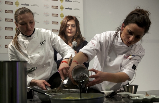 Galleria fotograficaLorenzo Cogo d'El Coq di Marano Vicentino (foto Michele Bella)Aurora Mazzucchelli del Marconi&nbsp;di Sasso Marconi (Bologna) e Viviana Varese di Alice a Milano&nbsp;(foto Michele Bella)In primo piano il giovane Daniel Berlin, cuoco di Malmoe in Svezia. Alle sue spalle, il giornalista connazionale Mattias Kroon&nbsp;(foto Michele Bella)Sandra Ciciriello, donna di sala e recruiting pesce di Alice a Milano&nbsp;(foto Michele Bella)Antonia Klugmann del Ridotto a Venezia con la giornalista Errica Tamani (di spalle, foto Michele Bella)Enrico Panero di Eataly a Genova (foto Michele Bella)Iside De Cesare della Parolina di Acquapendente (Viterbo)&nbsp;(foto Michele Bella)Sergio Humada, cuoco catalano dell'Alma di Barcellona&nbsp;(foto Michele Bella)Stevie Parle del Dock Kitchen di Londra&nbsp;(foto Michele Bella)Franco Aliberti, cuoco dell'Osteria Francescana di Modena, dialoga con il giornalista Carlo Passera (foto Michele Bella)