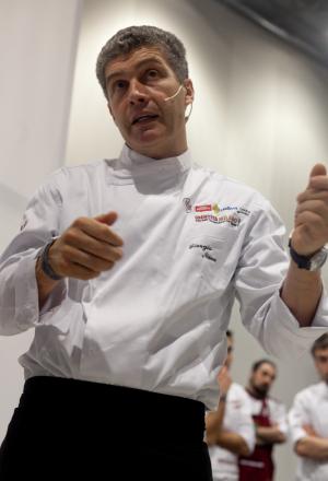 Galleria fotograficaLorenzo Cogo d'El Coq di Marano Vicentino (foto Michele Bella)Aurora Mazzucchelli del Marconi&nbsp;di Sasso Marconi (Bologna) e Viviana Varese di Alice a Milano&nbsp;(foto Michele Bella)In primo piano il giovane Daniel Berlin, cuoco di Malmoe in Svezia. Alle sue spalle, il giornalista connazionale Mattias Kroon&nbsp;(foto Michele Bella)Sandra Ciciriello, donna di sala e recruiting pesce di Alice a Milano&nbsp;(foto Michele Bella)Antonia Klugmann del Ridotto a Venezia con la giornalista Errica Tamani (di spalle, foto Michele Bella)Enrico Panero di Eataly a Genova (foto Michele Bella)Iside De Cesare della Parolina di Acquapendente (Viterbo)&nbsp;(foto Michele Bella)Sergio Humada, cuoco catalano dell'Alma di Barcellona&nbsp;(foto Michele Bella)Stevie Parle del Dock Kitchen di Londra&nbsp;(foto Michele Bella)Franco Aliberti, cuoco dell'Osteria Francescana di Modena, dialoga con il giornalista Carlo Passera (foto Michele Bella)Marianna Vitale (a destra) con la sua assistente. Al centro, la giornalista e presentatrice dell'intera giornata di Identit&agrave; Donna&nbsp;Errica Tamani (foto&nbsp;Michele Bella)Chiara Patracchini, pasticcera della Credenza di San Maurizio Canavese (Torino)&nbsp;(foto&nbsp;Michele Bella)
&nbsp;Andrea Aprea del Vun del Park Hyatt&nbsp;di Milano (foto&nbsp;Michele Bella)Nino Di Costanzo del Mosaico dell'Hotel Terme Manzi di Ischia (Napoli). Alle sue spalle, la giornalista Eleonora Cozzella (foto&nbsp;Michele Bella)
&nbsp;Francesco Sposito della Taverna Estia di Brusciano (Napoli)&nbsp;(foto&nbsp;Michele Bella)
&nbsp;Beppe Rambaldi, spalla solida di Davide Scabin al Combal.Zero e nelle due lezioni di Identit&agrave; Milano 2012&nbsp;(foto&nbsp;Michele Bella)
&nbsp;Pino Cuttaia della Madia di Licata (Agrigento)&nbsp;(foto&nbsp;Michele Bella)
&nbsp;Felice Sgarra dell'Umami di Andria. Alle sue spalle, s'itravede il giornalista Raffaele Foglia (foto Michele Bella)Piero Gabrieli di Molino Quaglia illustra il suo progetto Pizzeria Dinamica in apertura della giornata Identit&agrave; di pizza (foto Alfredo Chiarappa)Corrado Assenza del Caff&egrave; Sicilia di Noto (a sinistra) guarnisce la pizza. Alle loro spalle si riconoscono Simone Padoan della pizzeria I Tigli&nbsp;a di San Bonifacio (Verona) e Luciana Squadrilli, giornalista presentatrice della giornata&nbsp;(foto Alfredo Chiarappa)Giuseppe Giordano del&nbsp;Piedigrotta 2 Express, nell'Alessandrino (foto Alfredo Chiarappa)Beniamino Bilali del Berber&egrave; di Castel Maggiore in proivincia di Bologna (foto Alfredo Chiarappa)Paolo Parisi, guardato da Lorenzo Cogo del Coq di Marano Vicentino, alle prese con le applicazioni del forno My Oven (foto Alfredo Chiarappa)Il forno di Identit&agrave; di pizza: ne ha sfornate di ogni (foto Alfredo Chiarappa)Lorenzo Cogo con Fabrizio Nonis, macellaio/giornalista (foto Alfredo Chiarappa)