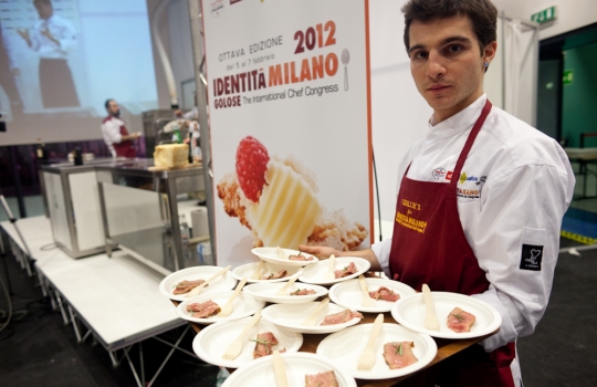 Galleria fotograficaLorenzo Cogo d'El Coq di Marano Vicentino (foto Michele Bella)Aurora Mazzucchelli del Marconi&nbsp;di Sasso Marconi (Bologna) e Viviana Varese di Alice a Milano&nbsp;(foto Michele Bella)In primo piano il giovane Daniel Berlin, cuoco di Malmoe in Svezia. Alle sue spalle, il giornalista connazionale Mattias Kroon&nbsp;(foto Michele Bella)Sandra Ciciriello, donna di sala e recruiting pesce di Alice a Milano&nbsp;(foto Michele Bella)Antonia Klugmann del Ridotto a Venezia con la giornalista Errica Tamani (di spalle, foto Michele Bella)Enrico Panero di Eataly a Genova (foto Michele Bella)Iside De Cesare della Parolina di Acquapendente (Viterbo)&nbsp;(foto Michele Bella)Sergio Humada, cuoco catalano dell'Alma di Barcellona&nbsp;(foto Michele Bella)Stevie Parle del Dock Kitchen di Londra&nbsp;(foto Michele Bella)Franco Aliberti, cuoco dell'Osteria Francescana di Modena, dialoga con il giornalista Carlo Passera (foto Michele Bella)Marianna Vitale (a destra) con la sua assistente. Al centro, la giornalista e presentatrice dell'intera giornata di Identit&agrave; Donna&nbsp;Errica Tamani (foto&nbsp;Michele Bella)Chiara Patracchini, pasticcera della Credenza di San Maurizio Canavese (Torino)&nbsp;(foto&nbsp;Michele Bella)
&nbsp;Andrea Aprea del Vun del Park Hyatt&nbsp;di Milano (foto&nbsp;Michele Bella)Nino Di Costanzo del Mosaico dell'Hotel Terme Manzi di Ischia (Napoli). Alle sue spalle, la giornalista Eleonora Cozzella (foto&nbsp;Michele Bella)
&nbsp;Francesco Sposito della Taverna Estia di Brusciano (Napoli)&nbsp;(foto&nbsp;Michele Bella)
&nbsp;Beppe Rambaldi, spalla solida di Davide Scabin al Combal.Zero e nelle due lezioni di Identit&agrave; Milano 2012&nbsp;(foto&nbsp;Michele Bella)
&nbsp;Pino Cuttaia della Madia di Licata (Agrigento)&nbsp;(foto&nbsp;Michele Bella)
&nbsp;Felice Sgarra dell'Umami di Andria. Alle sue spalle, s'itravede il giornalista Raffaele Foglia (foto Michele Bella)Piero Gabrieli di Molino Quaglia illustra il suo progetto Pizzeria Dinamica in apertura della giornata Identit&agrave; di pizza (foto Alfredo Chiarappa)Corrado Assenza del Caff&egrave; Sicilia di Noto (a sinistra) guarnisce la pizza. Alle loro spalle si riconoscono Simone Padoan della pizzeria I Tigli&nbsp;a di San Bonifacio (Verona) e Luciana Squadrilli, giornalista presentatrice della giornata&nbsp;(foto Alfredo Chiarappa)Giuseppe Giordano del&nbsp;Piedigrotta 2 Express, nell'Alessandrino (foto Alfredo Chiarappa)Beniamino Bilali del Berber&egrave; di Castel Maggiore in proivincia di Bologna (foto Alfredo Chiarappa)Paolo Parisi, guardato da Lorenzo Cogo del Coq di Marano Vicentino, alle prese con le applicazioni del forno My Oven (foto Alfredo Chiarappa)Il forno di Identit&agrave; di pizza: ne ha sfornate di ogni (foto Alfredo Chiarappa)Lorenzo Cogo con Fabrizio Nonis, macellaio/giornalista (foto Alfredo Chiarappa)Giorgio Nava, milanese da 11 anni in Sudafrica: suoi il Keerom 95, il Carne SA e altre insegne che tengono alto il significato di cucina italiana a Capetown (foto Alfredo Chiarappa)