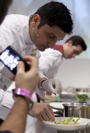 Galleria fotograficaLorenzo Cogo d'El Coq di Marano Vicentino (foto Michele Bella)Aurora Mazzucchelli del Marconi&nbsp;di Sasso Marconi (Bologna) e Viviana Varese di Alice a Milano&nbsp;(foto Michele Bella)In primo piano il giovane Daniel Berlin, cuoco di Malmoe in Svezia. Alle sue spalle, il giornalista connazionale Mattias Kroon&nbsp;(foto Michele Bella)Sandra Ciciriello, donna di sala e recruiting pesce di Alice a Milano&nbsp;(foto Michele Bella)Antonia Klugmann del Ridotto a Venezia con la giornalista Errica Tamani (di spalle, foto Michele Bella)Enrico Panero di Eataly a Genova (foto Michele Bella)Iside De Cesare della Parolina di Acquapendente (Viterbo)&nbsp;(foto Michele Bella)Sergio Humada, cuoco catalano dell'Alma di Barcellona&nbsp;(foto Michele Bella)Stevie Parle del Dock Kitchen di Londra&nbsp;(foto Michele Bella)Franco Aliberti, cuoco dell'Osteria Francescana di Modena, dialoga con il giornalista Carlo Passera (foto Michele Bella)Marianna Vitale (a destra) con la sua assistente. Al centro, la giornalista e presentatrice dell'intera giornata di Identit&agrave; Donna&nbsp;Errica Tamani (foto&nbsp;Michele Bella)Chiara Patracchini, pasticcera della Credenza di San Maurizio Canavese (Torino)&nbsp;(foto&nbsp;Michele Bella)
&nbsp;