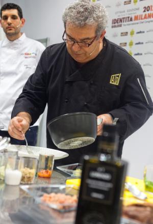 Galleria fotograficaLorenzo Cogo d'El Coq di Marano Vicentino (foto Michele Bella)Aurora Mazzucchelli del Marconi&nbsp;di Sasso Marconi (Bologna) e Viviana Varese di Alice a Milano&nbsp;(foto Michele Bella)In primo piano il giovane Daniel Berlin, cuoco di Malmoe in Svezia. Alle sue spalle, il giornalista connazionale Mattias Kroon&nbsp;(foto Michele Bella)Sandra Ciciriello, donna di sala e recruiting pesce di Alice a Milano&nbsp;(foto Michele Bella)Antonia Klugmann del Ridotto a Venezia con la giornalista Errica Tamani (di spalle, foto Michele Bella)Enrico Panero di Eataly a Genova (foto Michele Bella)Iside De Cesare della Parolina di Acquapendente (Viterbo)&nbsp;(foto Michele Bella)Sergio Humada, cuoco catalano dell'Alma di Barcellona&nbsp;(foto Michele Bella)Stevie Parle del Dock Kitchen di Londra&nbsp;(foto Michele Bella)Franco Aliberti, cuoco dell'Osteria Francescana di Modena, dialoga con il giornalista Carlo Passera (foto Michele Bella)Marianna Vitale (a destra) con la sua assistente. Al centro, la giornalista e presentatrice dell'intera giornata di Identit&agrave; Donna&nbsp;Errica Tamani (foto&nbsp;Michele Bella)Chiara Patracchini, pasticcera della Credenza di San Maurizio Canavese (Torino)&nbsp;(foto&nbsp;Michele Bella)
&nbsp;Andrea Aprea del Vun del Park Hyatt&nbsp;di Milano (foto&nbsp;Michele Bella)Nino Di Costanzo del Mosaico dell'Hotel Terme Manzi di Ischia (Napoli). Alle sue spalle, la giornalista Eleonora Cozzella (foto&nbsp;Michele Bella)
&nbsp;Francesco Sposito della Taverna Estia di Brusciano (Napoli)&nbsp;(foto&nbsp;Michele Bella)
&nbsp;Beppe Rambaldi, spalla solida di Davide Scabin al Combal.Zero e nelle due lezioni di Identit&agrave; Milano 2012&nbsp;(foto&nbsp;Michele Bella)
&nbsp;Pino Cuttaia della Madia di Licata (Agrigento)&nbsp;(foto&nbsp;Michele Bella)
&nbsp;Felice Sgarra dell'Umami di Andria. Alle sue spalle, s'itravede il giornalista Raffaele Foglia (foto Michele Bella)Piero Gabrieli di Molino Quaglia illustra il suo progetto Pizzeria Dinamica in apertura della giornata Identit&agrave; di pizza (foto Alfredo Chiarappa)Corrado Assenza del Caff&egrave; Sicilia di Noto (a sinistra) guarnisce la pizza. Alle loro spalle si riconoscono Simone Padoan della pizzeria I Tigli&nbsp;a di San Bonifacio (Verona) e Luciana Squadrilli, giornalista presentatrice della giornata&nbsp;(foto Alfredo Chiarappa)Giuseppe Giordano del&nbsp;Piedigrotta 2 Express, nell'Alessandrino (foto Alfredo Chiarappa)Beniamino Bilali del Berber&egrave; di Castel Maggiore in proivincia di Bologna (foto Alfredo Chiarappa)Paolo Parisi, guardato da Lorenzo Cogo del Coq di Marano Vicentino, alle prese con le applicazioni del forno My Oven (foto Alfredo Chiarappa)Il forno di Identit&agrave; di pizza: ne ha sfornate di ogni (foto Alfredo Chiarappa)Lorenzo Cogo con Fabrizio Nonis, macellaio/giornalista (foto Alfredo Chiarappa)Giorgio Nava, milanese da 11 anni in Sudafrica: suoi il Keerom 95, il Carne SA e altre insegne che tengono alto il significato di cucina italiana a Capetown (foto Alfredo Chiarappa)Impiatti in serie nella sala di Identit&agrave; di pizza (foto Alfredo Chiarappa)