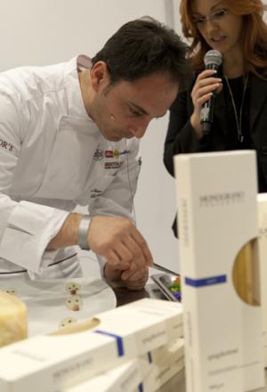 Galleria fotograficaLorenzo Cogo d'El Coq di Marano Vicentino (foto Michele Bella)Aurora Mazzucchelli del Marconi&nbsp;di Sasso Marconi (Bologna) e Viviana Varese di Alice a Milano&nbsp;(foto Michele Bella)In primo piano il giovane Daniel Berlin, cuoco di Malmoe in Svezia. Alle sue spalle, il giornalista connazionale Mattias Kroon&nbsp;(foto Michele Bella)Sandra Ciciriello, donna di sala e recruiting pesce di Alice a Milano&nbsp;(foto Michele Bella)Antonia Klugmann del Ridotto a Venezia con la giornalista Errica Tamani (di spalle, foto Michele Bella)Enrico Panero di Eataly a Genova (foto Michele Bella)Iside De Cesare della Parolina di Acquapendente (Viterbo)&nbsp;(foto Michele Bella)Sergio Humada, cuoco catalano dell'Alma di Barcellona&nbsp;(foto Michele Bella)Stevie Parle del Dock Kitchen di Londra&nbsp;(foto Michele Bella)Franco Aliberti, cuoco dell'Osteria Francescana di Modena, dialoga con il giornalista Carlo Passera (foto Michele Bella)Marianna Vitale (a destra) con la sua assistente. Al centro, la giornalista e presentatrice dell'intera giornata di Identit&agrave; Donna&nbsp;Errica Tamani (foto&nbsp;Michele Bella)Chiara Patracchini, pasticcera della Credenza di San Maurizio Canavese (Torino)&nbsp;(foto&nbsp;Michele Bella)
&nbsp;Andrea Aprea del Vun del Park Hyatt&nbsp;di Milano (foto&nbsp;Michele Bella)