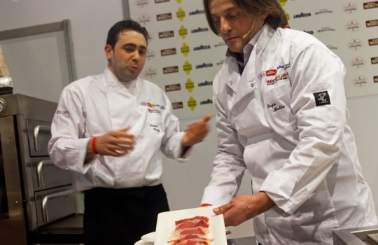 Galleria fotograficaLorenzo Cogo d'El Coq di Marano Vicentino (foto Michele Bella)Aurora Mazzucchelli del Marconi&nbsp;di Sasso Marconi (Bologna) e Viviana Varese di Alice a Milano&nbsp;(foto Michele Bella)In primo piano il giovane Daniel Berlin, cuoco di Malmoe in Svezia. Alle sue spalle, il giornalista connazionale Mattias Kroon&nbsp;(foto Michele Bella)Sandra Ciciriello, donna di sala e recruiting pesce di Alice a Milano&nbsp;(foto Michele Bella)Antonia Klugmann del Ridotto a Venezia con la giornalista Errica Tamani (di spalle, foto Michele Bella)Enrico Panero di Eataly a Genova (foto Michele Bella)Iside De Cesare della Parolina di Acquapendente (Viterbo)&nbsp;(foto Michele Bella)Sergio Humada, cuoco catalano dell'Alma di Barcellona&nbsp;(foto Michele Bella)Stevie Parle del Dock Kitchen di Londra&nbsp;(foto Michele Bella)Franco Aliberti, cuoco dell'Osteria Francescana di Modena, dialoga con il giornalista Carlo Passera (foto Michele Bella)Marianna Vitale (a destra) con la sua assistente. Al centro, la giornalista e presentatrice dell'intera giornata di Identit&agrave; Donna&nbsp;Errica Tamani (foto&nbsp;Michele Bella)Chiara Patracchini, pasticcera della Credenza di San Maurizio Canavese (Torino)&nbsp;(foto&nbsp;Michele Bella)
&nbsp;Andrea Aprea del Vun del Park Hyatt&nbsp;di Milano (foto&nbsp;Michele Bella)Nino Di Costanzo del Mosaico dell'Hotel Terme Manzi di Ischia (Napoli). Alle sue spalle, la giornalista Eleonora Cozzella (foto&nbsp;Michele Bella)
&nbsp;Francesco Sposito della Taverna Estia di Brusciano (Napoli)&nbsp;(foto&nbsp;Michele Bella)
&nbsp;Beppe Rambaldi, spalla solida di Davide Scabin al Combal.Zero e nelle due lezioni di Identit&agrave; Milano 2012&nbsp;(foto&nbsp;Michele Bella)
&nbsp;Pino Cuttaia della Madia di Licata (Agrigento)&nbsp;(foto&nbsp;Michele Bella)
&nbsp;Felice Sgarra dell'Umami di Andria. Alle sue spalle, s'itravede il giornalista Raffaele Foglia (foto Michele Bella)Piero Gabrieli di Molino Quaglia illustra il suo progetto Pizzeria Dinamica in apertura della giornata Identit&agrave; di pizza (foto Alfredo Chiarappa)Corrado Assenza del Caff&egrave; Sicilia di Noto (a sinistra) guarnisce la pizza. Alle loro spalle si riconoscono Simone Padoan della pizzeria I Tigli&nbsp;a di San Bonifacio (Verona) e Luciana Squadrilli, giornalista presentatrice della giornata&nbsp;(foto Alfredo Chiarappa)Giuseppe Giordano del&nbsp;Piedigrotta 2 Express, nell'Alessandrino (foto Alfredo Chiarappa)Beniamino Bilali del Berber&egrave; di Castel Maggiore in proivincia di Bologna (foto Alfredo Chiarappa)Paolo Parisi, guardato da Lorenzo Cogo del Coq di Marano Vicentino, alle prese con le applicazioni del forno My Oven (foto Alfredo Chiarappa)Il forno di Identit&agrave; di pizza: ne ha sfornate di ogni (foto Alfredo Chiarappa)Lorenzo Cogo con Fabrizio Nonis, macellaio/giornalista (foto Alfredo Chiarappa)Giorgio Nava, milanese da 11 anni in Sudafrica: suoi il Keerom 95, il Carne SA e altre insegne che tengono alto il significato di cucina italiana a Capetown (foto Alfredo Chiarappa)Impiatti in serie nella sala di Identit&agrave; di pizza (foto Alfredo Chiarappa)Igles Corelli, autorit&agrave; in cucina dell'Atman di Pescia (Pistoia). Alle sue spalle, Aldo Zivieri dell'omonima macelleria bolognese (foto Alfredo Chiarappa)Simone Salvini e il suo maestro Pietro Leemann del Joia di Milano (foto Alfredo Chiarappa)Enrico Crippa del Piazza Duomo di Alba (Cuneo): suo uno degli interventi pi&ugrave; seguiti di Identit&agrave; naturali (foto Alfredo Chiarappa)