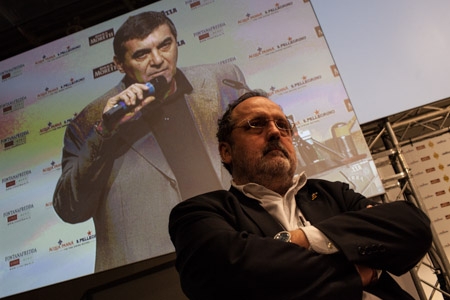 Photogallery






Premio creatività in cucina, Massimiliano Alajmo premiato da Piero Gabrieli e Chiara Quaglia di Molino Quaglia . Ai due estremi, Paolo Marchi e Francesca Barberini








Premio Birra in Cucina a Fabio Barbaglini. dell'Antica Osteria del Ponte di Cassinetta di Lugagnano (Milano). Con lui, Alfredo Pratolongo, direttore Comunicazione a Affari istituzionali di Heineken Italia





