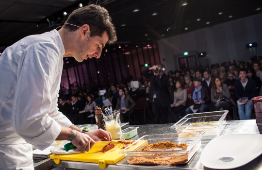 Galleria fotograficaAssalto a Kobe DesramaultsEmilie Rey ed Eric Pras: coppia dolce"Percorsi" di Gianluca Fusto: doppia presentazione del libro, doppi applausiThe Fat Duck Trio: 5 anni dopo Heston Blumenthal, il ristorante di Bray torna sul palco milanese con James Petrie, Jonny Lake e Hideko KawaHeinz Beck e il suo braccio armato dolce Giuseppe Amato