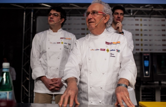 Galleria fotograficaAssalto a Kobe DesramaultsEmilie Rey ed Eric Pras: coppia dolce"Percorsi" di Gianluca Fusto: doppia presentazione del libro, doppi applausiThe Fat Duck Trio: 5 anni dopo Heston Blumenthal, il ristorante di Bray torna sul palco milanese con James Petrie, Jonny Lake e Hideko KawaHeinz Beck e il suo braccio armato dolce Giuseppe AmatoMassimiliano Alajmo: J come Pjizza