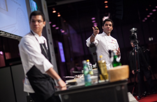 Galleria fotograficaAssalto a Kobe DesramaultsEmilie Rey ed Eric Pras: coppia dolce"Percorsi" di Gianluca Fusto: doppia presentazione del libro, doppi applausiThe Fat Duck Trio: 5 anni dopo Heston Blumenthal, il ristorante di Bray torna sul palco milanese con James Petrie, Jonny Lake e Hideko KawaHeinz Beck e il suo braccio armato dolce Giuseppe AmatoMassimiliano Alajmo: J come PjizzaFabio Barbaglini, Ezio Santin e Massimiliano Alajmo: dietro al maestro