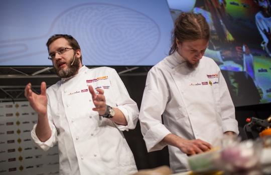 Galleria fotograficaAssalto a Kobe DesramaultsEmilie Rey ed Eric Pras: coppia dolce"Percorsi" di Gianluca Fusto: doppia presentazione del libro, doppi applausiThe Fat Duck Trio: 5 anni dopo Heston Blumenthal, il ristorante di Bray torna sul palco milanese con James Petrie, Jonny Lake e Hideko KawaHeinz Beck e il suo braccio armato dolce Giuseppe AmatoMassimiliano Alajmo: J come PjizzaFabio Barbaglini, Ezio Santin e Massimiliano Alajmo: dietro al maestroI fratelli Castanho: l'Amazzonia di Belem&nbsp;