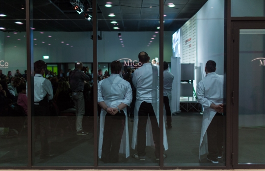 Galleria fotograficaAssalto a Kobe DesramaultsEmilie Rey ed Eric Pras: coppia dolce"Percorsi" di Gianluca Fusto: doppia presentazione del libro, doppi applausiThe Fat Duck Trio: 5 anni dopo Heston Blumenthal, il ristorante di Bray torna sul palco milanese con James Petrie, Jonny Lake e Hideko KawaHeinz Beck e il suo braccio armato dolce Giuseppe AmatoMassimiliano Alajmo: J come PjizzaFabio Barbaglini, Ezio Santin e Massimiliano Alajmo: dietro al maestroI fratelli Castanho: l'Amazzonia di Belem&nbsp;Rafa Pe&ntilde;a e il suo aiutante: giovent&ugrave; catalanaFrancesca Barberini, Andrea Petrini, Bertrand Gr&eacute;baut e Theo DanyAngel Leon, il pesce alle Colonne d'ErcoleGiulia Corradetti, Magnus Nilsson e Lisa MarchesiRyan Clift: il cocktail-pairingCarlo Cracco e Matteo Baronetto: le basi dell'acidoOscar Farinetti e Clement VachonMassimo Bottura. Sullo sfondo, Davide Di Fabio&nbsp;Il giubilo di Dominique PersooneDavide Scabin e il suo secondo Giuseppe RambaldiTonino Cannavacciuolo e Gennaro EspositoPieter LonnevilleNella selva di arti, Gert De MangeleerGianluca Fusto, spettatore del Dossier DessertIrina Freguia e Ivan CrispoMaxime Meilleur: superlativoLo squadrone del Coq di Lorenzo CogoClaudio CeroniA sinistra, si riconosce Giuliano BadessariDaniel Humm e Stefano VeglianiPietro Zito e Paolo Marchi: le genesi del rispettoFranco Pepe, Francesca Romana Barberini e Simone PadoanA destra, David Kinch con Jacob PilarskiI Crippa boysCristina Bowerman: concentrataLivia ChiriottiTarsia TrevisanJacopo Bianchi, Jordi Roca e Joan Roca: viva il CellerDavide Oldani