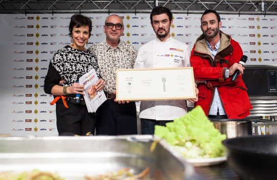 Galleria fotograficaAssalto a Kobe DesramaultsEmilie Rey ed Eric Pras: coppia dolce"Percorsi" di Gianluca Fusto: doppia presentazione del libro, doppi applausiThe Fat Duck Trio: 5 anni dopo Heston Blumenthal, il ristorante di Bray torna sul palco milanese con James Petrie, Jonny Lake e Hideko KawaHeinz Beck e il suo braccio armato dolce Giuseppe AmatoMassimiliano Alajmo: J come PjizzaFabio Barbaglini, Ezio Santin e Massimiliano Alajmo: dietro al maestroI fratelli Castanho: l'Amazzonia di Belem&nbsp;Rafa Pe&ntilde;a e il suo aiutante: giovent&ugrave; catalana
