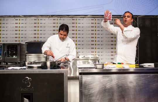 Galleria fotograficaAssalto a Kobe DesramaultsEmilie Rey ed Eric Pras: coppia dolce"Percorsi" di Gianluca Fusto: doppia presentazione del libro, doppi applausiThe Fat Duck Trio: 5 anni dopo Heston Blumenthal, il ristorante di Bray torna sul palco milanese con James Petrie, Jonny Lake e Hideko KawaHeinz Beck e il suo braccio armato dolce Giuseppe AmatoMassimiliano Alajmo: J come PjizzaFabio Barbaglini, Ezio Santin e Massimiliano Alajmo: dietro al maestroI fratelli Castanho: l'Amazzonia di Belem&nbsp;Rafa Pe&ntilde;a e il suo aiutante: giovent&ugrave; catalanaFrancesca Barberini, Andrea Petrini, Bertrand Gr&eacute;baut e Theo Dany