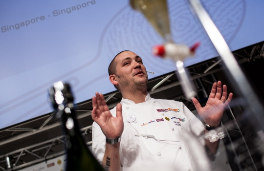 Galleria fotograficaAssalto a Kobe DesramaultsEmilie Rey ed Eric Pras: coppia dolce"Percorsi" di Gianluca Fusto: doppia presentazione del libro, doppi applausiThe Fat Duck Trio: 5 anni dopo Heston Blumenthal, il ristorante di Bray torna sul palco milanese con James Petrie, Jonny Lake e Hideko KawaHeinz Beck e il suo braccio armato dolce Giuseppe AmatoMassimiliano Alajmo: J come PjizzaFabio Barbaglini, Ezio Santin e Massimiliano Alajmo: dietro al maestroI fratelli Castanho: l'Amazzonia di Belem&nbsp;Rafa Pe&ntilde;a e il suo aiutante: giovent&ugrave; catalanaFrancesca Barberini, Andrea Petrini, Bertrand Gr&eacute;baut e Theo DanyAngel Leon, il pesce alle Colonne d'ErcoleGiulia Corradetti, Magnus Nilsson e Lisa Marchesi