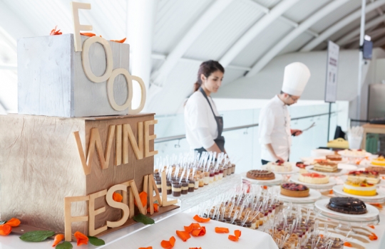 Galleria fotografica






I dolci di Luca Montersino e Gianluca Esposito


















Grana Padano








Luca Montersino, goloso di salute








Ian D'Agata, in piedi, e Fabio Turchetti, protagonisti delle degustazioni








Fontalloro protagonista tra i vini





