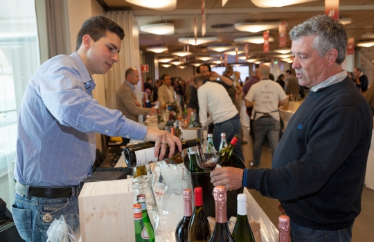 Galleria fotografica






I dolci di Luca Montersino e Gianluca Esposito


















Grana Padano








Luca Montersino, goloso di salute








Ian D'Agata, in piedi, e Fabio Turchetti, protagonisti delle degustazioni








Fontalloro protagonista tra i vini











