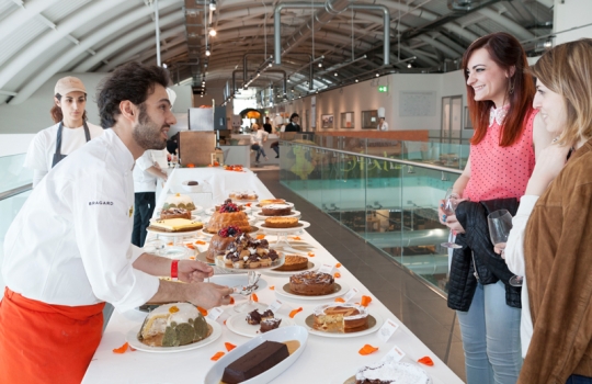 Galleria fotografica






I dolci di Luca Montersino e Gianluca Esposito


















Grana Padano








Luca Montersino, goloso di salute








Ian D'Agata, in piedi, e Fabio Turchetti, protagonisti delle degustazioni








Fontalloro protagonista tra i vini















