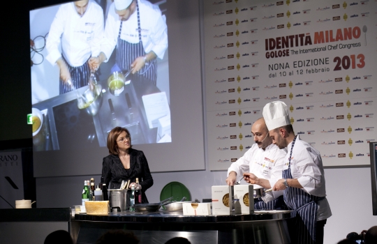Galleria fotografica






Attovagliati a Identità di Sala, Mariella Cedroni e Massimo Bottura








Renato Bosco








Seconda edizione di Identità di Pizza








Lello Ravagnan da Chirignago








Beppe Palmieri, glocal di sala













Rossella Gardini, Gianluca Biscalchin, Roberta Schira e Paolo Marchi








Rossella Gardini








Gianluca Biscalchin, Gianluca Fusto e Carla Icardi








Sotto i cioccolatini, Cristina Viggè








Gianluca Biscalchin, presentatore di Identità Libri








Camilla Baresani, Viviana Varese e Fiorenza Auriemma








Sandra Ciciriello, passione ittica








Camilla Baresani, Licia Granello e Maida Mercuri








Gianluca Biscalchin e Andrea Vitali








Francesco Apreda








Francescon Apreda e Antonio Paolini








Paolo Marchi presenta la sua ultima fatica editoriale








Il team di Guido Tommasi, presente con due titoli: Pan'Ino e Cucina di Roma e del Lazio








Leonardo Romanelli








 Cinzia Benzi, musa del Sauternes con Laura Di Cosimo








Simone Salvini e Marco Bianchi








Matteo Baronetto, 18 anni di pasta da Cracco 








Roberto Petza: la pasta e la Sardegna








Assaggi everywhere








Domenico Della Salandra, colonna in cucina








Fran Rizzuti, pasta lucana








Christian Milone, democrazia della pasta





