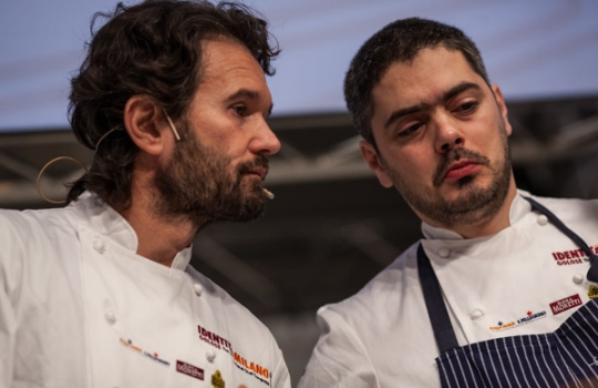 Galleria fotograficaAssalto a Kobe DesramaultsEmilie Rey ed Eric Pras: coppia dolce"Percorsi" di Gianluca Fusto: doppia presentazione del libro, doppi applausiThe Fat Duck Trio: 5 anni dopo Heston Blumenthal, il ristorante di Bray torna sul palco milanese con James Petrie, Jonny Lake e Hideko KawaHeinz Beck e il suo braccio armato dolce Giuseppe AmatoMassimiliano Alajmo: J come PjizzaFabio Barbaglini, Ezio Santin e Massimiliano Alajmo: dietro al maestroI fratelli Castanho: l'Amazzonia di Belem&nbsp;Rafa Pe&ntilde;a e il suo aiutante: giovent&ugrave; catalanaFrancesca Barberini, Andrea Petrini, Bertrand Gr&eacute;baut e Theo DanyAngel Leon, il pesce alle Colonne d'ErcoleGiulia Corradetti, Magnus Nilsson e Lisa MarchesiRyan Clift: il cocktail-pairing