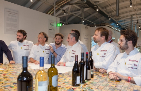 Galleria fotografica






I dolci di Luca Montersino e Gianluca Esposito


















Grana Padano








Luca Montersino, goloso di salute








Ian D'Agata, in piedi, e Fabio Turchetti, protagonisti delle degustazioni








Fontalloro protagonista tra i vini


















Gianluca Esposito, ristorante Italia di Eataly Roma








Moreno Cedroni, Madonnina del Pescatore a Senigallia (Ancona)








Arcangelo Dandini, L'Arcangelo, Roma Prati








Ugo Alciati, Guido a Serralunga d'Alba (Cuneo)





