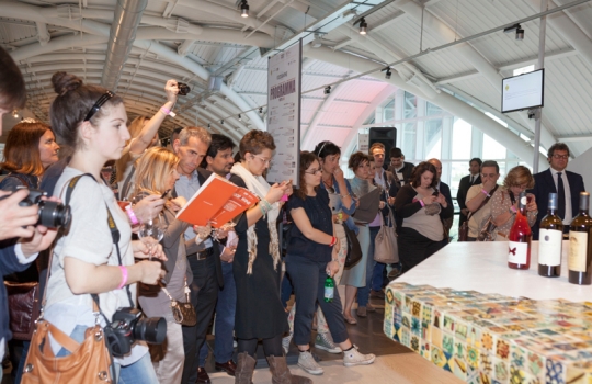 Galleria fotografica






I dolci di Luca Montersino e Gianluca Esposito


















Grana Padano








Luca Montersino, goloso di salute








Ian D'Agata, in piedi, e Fabio Turchetti, protagonisti delle degustazioni








Fontalloro protagonista tra i vini


















Gianluca Esposito, ristorante Italia di Eataly Roma








Moreno Cedroni, Madonnina del Pescatore a Senigallia (Ancona)








Arcangelo Dandini, L'Arcangelo, Roma Prati








Ugo Alciati, Guido a Serralunga d'Alba (Cuneo)








Da sinistra: Ugo Alciati, Moreno Cedroni, Nicola Farinetti, Arcangelo Dandini, Luca Montersino e Gianluca Esposito. Nascosto, Massimo Sola








Alessandra Rotondi, Paolo Marchi, Helmuth Koecher





