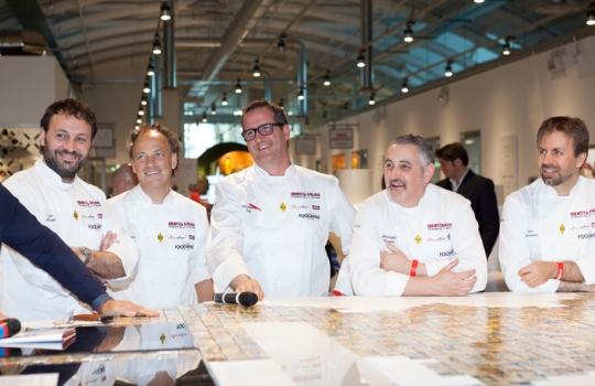 Galleria fotografica






I dolci di Luca Montersino e Gianluca Esposito


















Grana Padano








Luca Montersino, goloso di salute








Ian D'Agata, in piedi, e Fabio Turchetti, protagonisti delle degustazioni








Fontalloro protagonista tra i vini


















Gianluca Esposito, ristorante Italia di Eataly Roma








Moreno Cedroni, Madonnina del Pescatore a Senigallia (Ancona)








Arcangelo Dandini, L'Arcangelo, Roma Prati








Ugo Alciati, Guido a Serralunga d'Alba (Cuneo)








Da sinistra: Ugo Alciati, Moreno Cedroni, Nicola Farinetti, Arcangelo Dandini, Luca Montersino e Gianluca Esposito. Nascosto, Massimo Sola








Alessandra Rotondi, Paolo Marchi, Helmuth Koecher










